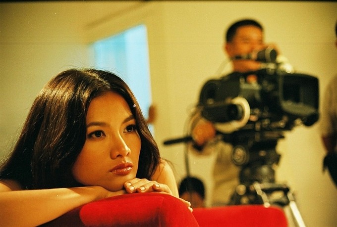 Anh Thư trên trường quay phim Những cô gái chân dài.