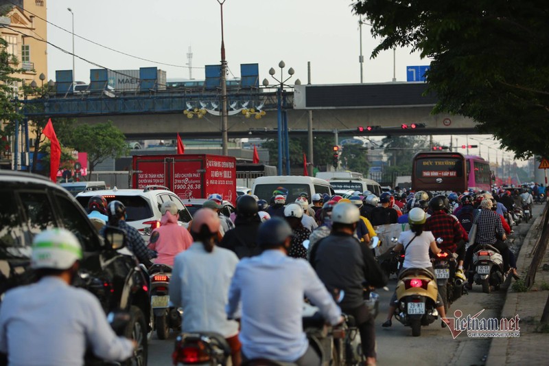 2.jpg Nghỉ lễ 30/4, đông nghẹt bến xe, kẹt cứng đường sau nới giãn cách