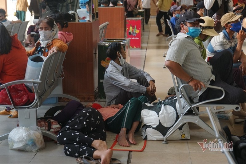 Nghỉ lễ 30/4, đông nghẹt bến xe, kẹt cứng đường sau nới giãn cách