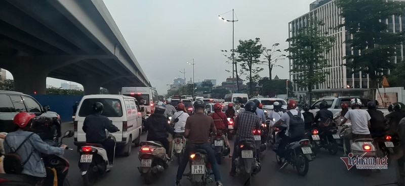 d1.jpg Nghỉ lễ 30/4, đông nghẹt bến xe, kẹt cứng đường sau nới giãn cách