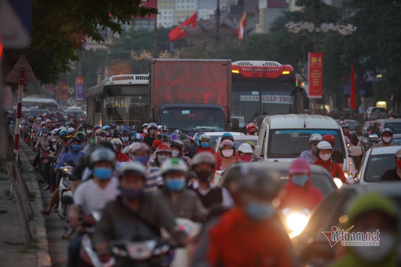g3.jpg Nghỉ lễ 30/4, đông nghẹt bến xe, kẹt cứng đường sau nới giãn cách