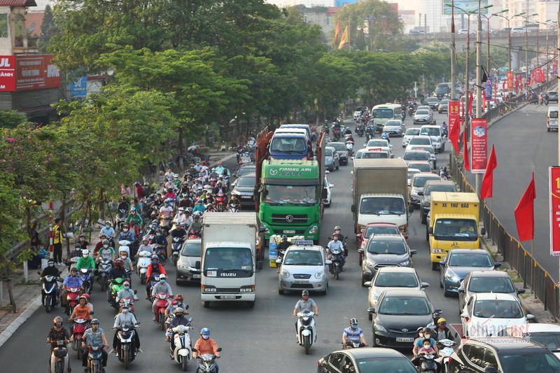 H1.jpg Nghỉ lễ 30/4, đông nghẹt bến xe, kẹt cứng đường sau nới giãn cách