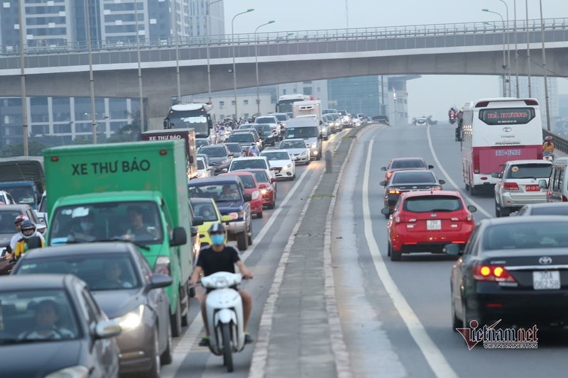 m1.jpg Nghỉ lễ 30/4, đông nghẹt bến xe, kẹt cứng đường sau nới giãn cách