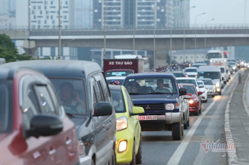 m2.jpg Nghỉ lễ 30/4, đông nghẹt bến xe, kẹt cứng đường sau nới giãn cách