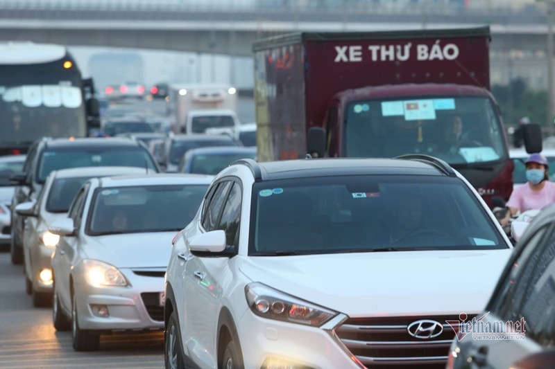 m3.jpg Nghỉ lễ 30/4, đông nghẹt bến xe, kẹt cứng đường sau nới giãn cách