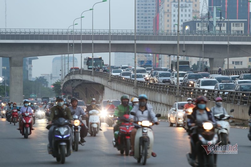 m4.jpg Nghỉ lễ 30/4, đông nghẹt bến xe, kẹt cứng đường sau nới giãn cách