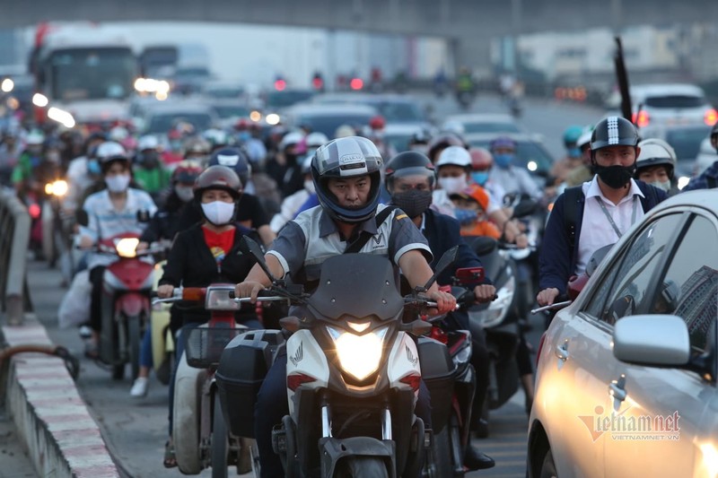 m5.jpg Nghỉ lễ 30/4, đông nghẹt bến xe, kẹt cứng đường sau nới giãn cách