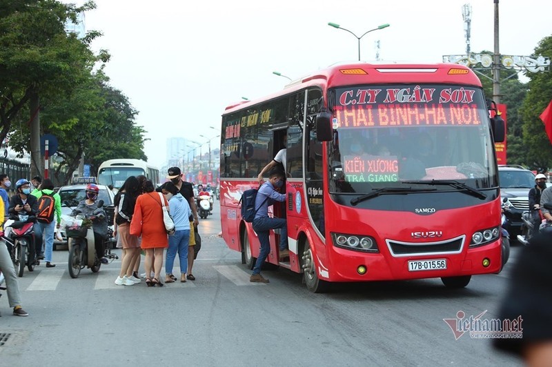 p5.jpg Nghỉ lễ 30/4, đông nghẹt bến xe, kẹt cứng đường sau nới giãn cách