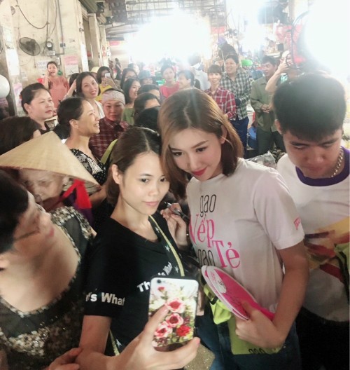 Dở khóc dở cười khi sao Việt đi chợ: Bị fan vuốt má, chen lấn gây náo loạn cả khu phố hình ảnh 6 do khoc do cuoi khi sao viet di cho: bi fan vuot ma, chen lan gay nao loan ca khu pho hinh anh 6