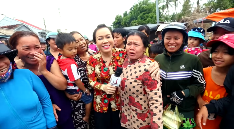 Dở khóc dở cười khi sao Việt đi chợ: Bị fan vuốt má, chen lấn gây náo loạn cả khu phố hình ảnh 2 do khoc do cuoi khi sao viet di cho: bi fan vuot ma, chen lan gay nao loan ca khu pho hinh anh 2
