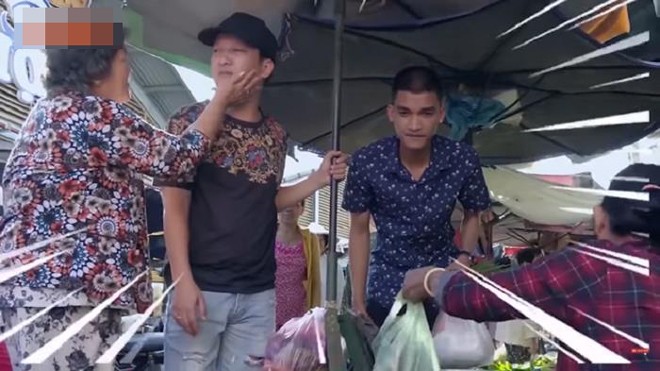 Dở khóc dở cười khi sao Việt đi chợ: Bị fan vuốt má, chen lấn gây náo loạn cả khu phố hình ảnh 3 do khoc do cuoi khi sao viet di cho: bi fan vuot ma, chen lan gay nao loan ca khu pho hinh anh 3