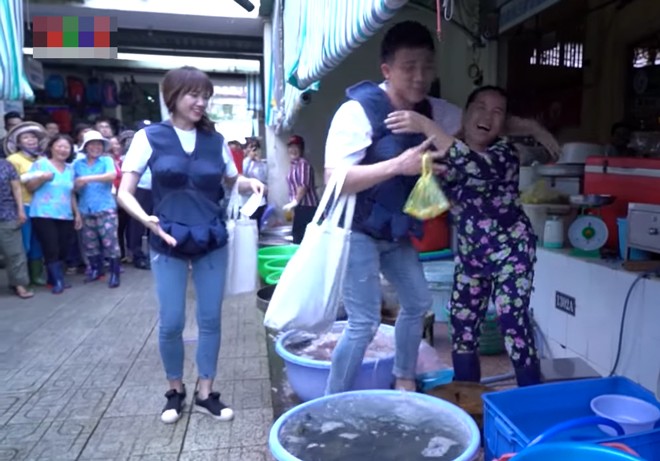 Dở khóc dở cười khi sao Việt đi chợ: Bị fan vuốt má, chen lấn gây náo loạn cả khu phố hình ảnh 4 do khoc do cuoi khi sao viet di cho: bi fan vuot ma, chen lan gay nao loan ca khu pho hinh anh 4