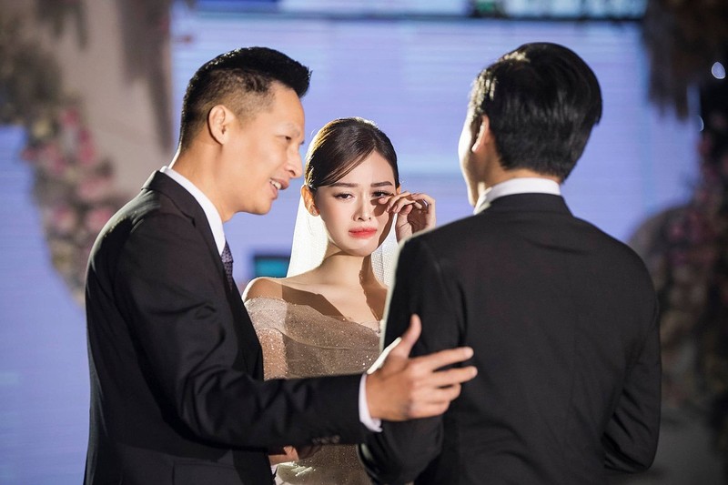 Khoảnh khắc được bố trao cho ông xã Đức Anh, Tường San không kiềm được xúc động và mếu máo khóc.