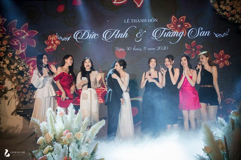 Ông xã Đức Anh ôm chặt Tường San khiến đông đảo khách mời ghen tỵ trước tình cảm của họ. Một nửa của á hậu sinh năm 1991, hơn cô 9 tuổi, hiện làm cơ quan nhà nước. Họ quen nhau qua sự mai mối của gia đình hai bên. Sau hôn lễ, đôi vợ chồng trẻ sẽ vun đắp tổ ấm tại TP HCM.