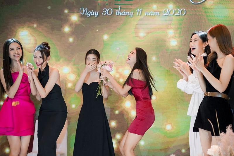 Ở phần tung bông, Tiêu Vy bắt được bó hoa nhưng sau đó nhường lại đàn chị Đỗ Mỹ Linh.