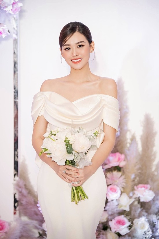 Á hậu chuẩn bị nhiều bộ váy cưới cho ngày trọng đại.