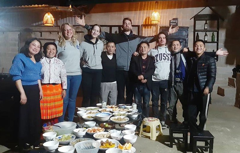 Khách Tây bất ngờ đến nhà, chàng trai H'Mông 'trúng' lớn
