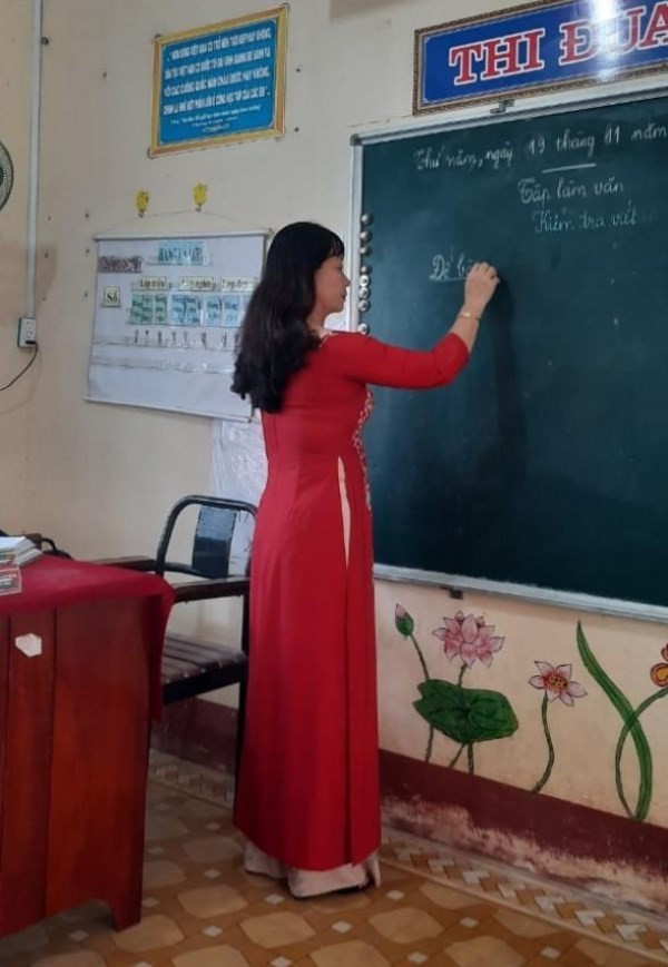Cô giáo lớp 4 'trường làng' nhận danh hiệu Nhà giáo Nhân dân