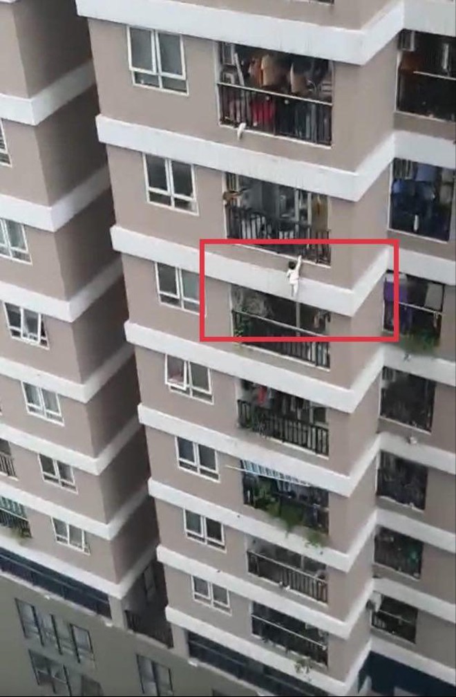 Người đàn ông kể giây phút băng qua tường rào, đỡ cháu bé rơi từ tầng 12A ảnh 2