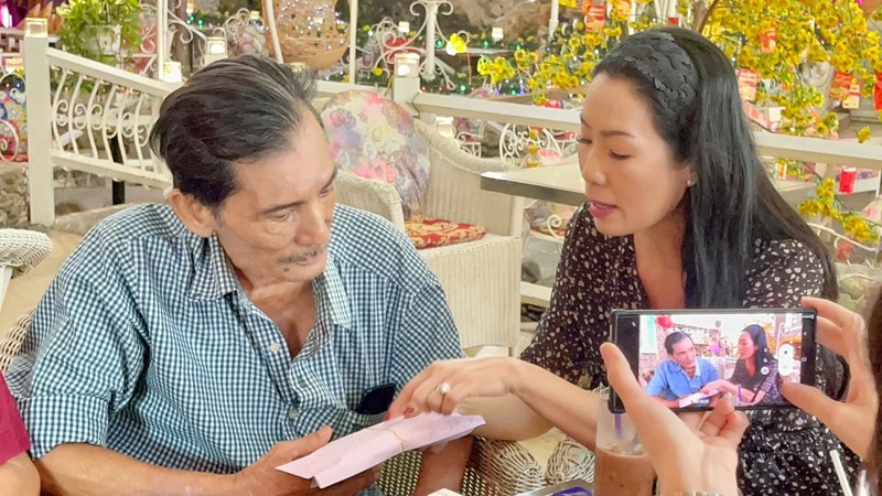 Thương Tín được tặng xe sang, lái xe về quê dưỡng bệnh
