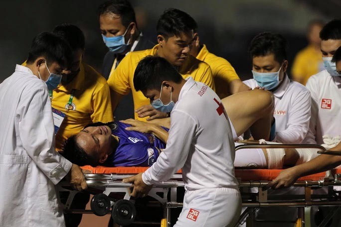 Sao Việt động viên Hùng Dũng sau pha chấn thương nặng ở chân Nghệ sĩ động viên Hùng Dũng sau chấn thương, lên án Hoàng Thịnh