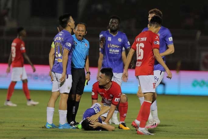 Sao Việt động viên Hùng Dũng sau pha chấn thương nặng ở chân Nghệ sĩ động viên Hùng Dũng sau chấn thương, lên án Hoàng Thịnh