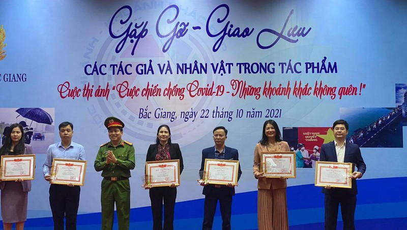 Nhà báo Trần Sơn (ngoài cùng bên phải) được Giám đốc Công an tỉnh Bắc Giang khen thưởng.