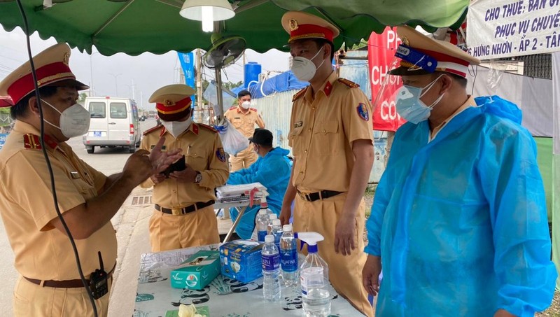 Lực lượng trực chốt, trạm kiểm soát phòng, chống dịch COVID-19 cửa ngõ TP HCM được thông báo tạm ngưng hoạt động.