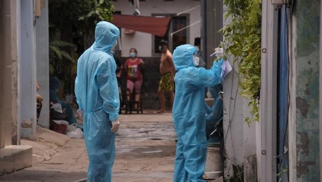 Hà Nội thực hiện cách ly tại nhà, cán bộ y tế cơ sở quá tải