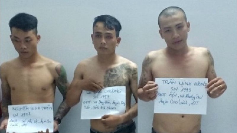 Thiên, Chương, Vương tại cơ quan công an.