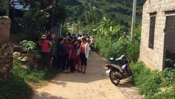 Người dân tập trung trước nhà nạn nhân theo dõi vụ việc.