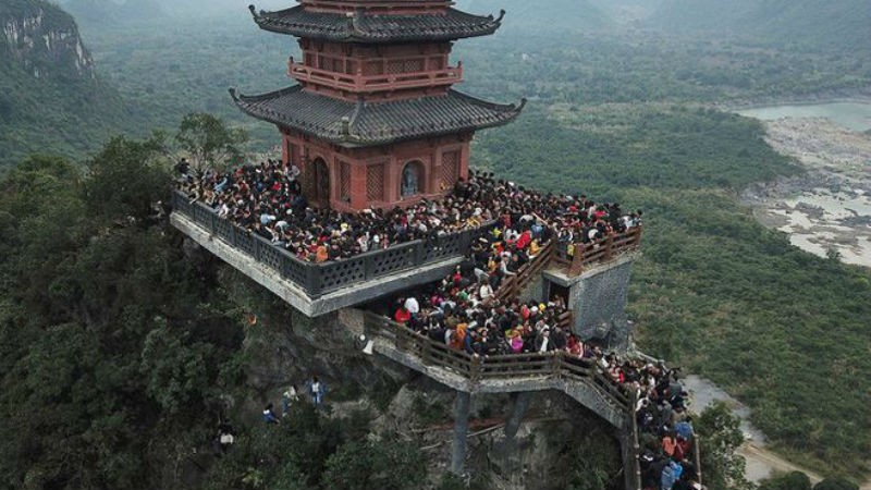 Khách thập phương chen chúc đi lễ chùa Tam Chúc và hiếm người đeo khẩu trang.,,,,,,,,,,,,,,,,,,,,,,,,