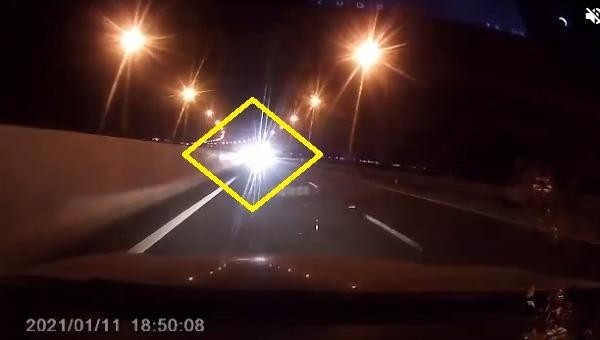 'Nhức mắt' với ô tô bật đèn pha, chạy ngược chiều trên cao tốc Hạ Long- Hải Phòng
