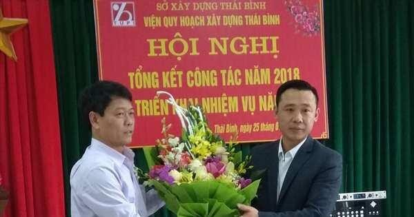 Ông Phùng Văn Chiến (bên phải) khi được bổ nhiệm làm Viện trưởng Viện Quy hoạch xây dựng Thái Bình