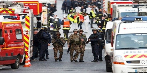 Cảnh sát Pháp trong cuộc bố ráp ở Saint-Denis. Ảnh: Reuters