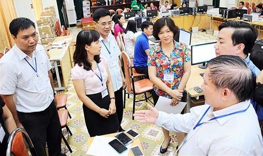Thứ trưởng Bộ GD-ĐT Bùi Văn Ga kiểm tra công tác chấm thi tại các địa phương. Ảnh minh họa