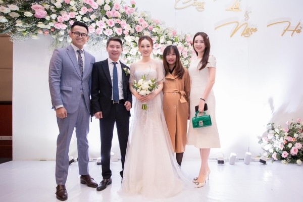 MC Đức Bảo, Á hậu Thụy Vân là chị họ của cô dâu Ngọc Hà (túi xanh). MC Đức Bảo, Á hậu Thụy Vân là chị họ của cô dâu Ngọc Hà (túi xanh). - Tin sao Viet - Tin tuc sao Viet - Scandal sao Viet - Tin tuc cua Sao - Tin cua Sao