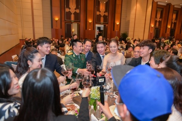 Nghệ sĩ Tự Long, diễn viên Huỳnh Anh đi cùng bạn gái. Nghệ sĩ Tự Long, diễn viên Huỳnh Anh đi cùng bạn gái. - Tin sao Viet - Tin tuc sao Viet - Scandal sao Viet - Tin tuc cua Sao - Tin cua Sao