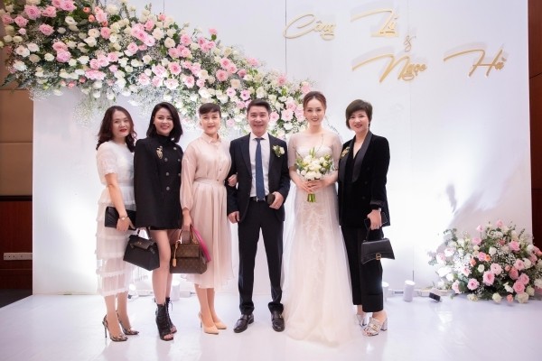Bên cạnh đó không thể thiếu dàn nghệ sĩ Táo Quân như: Quang Thắng, Vân Dung cùng các diễn viên truyền hình. Bên cạnh đó không thể thiếu dàn nghệ sĩ Táo Quân như: Quang Thắng, Vân Dung cùng các diễn viên truyền hình. - Tin sao Viet - Tin tuc sao Viet - Scandal sao Viet - Tin tuc cua Sao - Tin cua Sao
