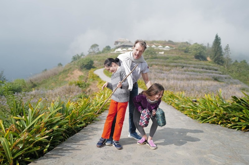Bạn trai mới của cô cũng đồng hành cùng hai mẹ con (Ảnh: FBNV) Bạn trai mới của cô cũng đồng hành cùng hai mẹ con (Ảnh: FBNV) - Tin sao Viet - Tin tuc sao Viet - Scandal sao Viet - Tin tuc cua Sao - Tin cua Sao