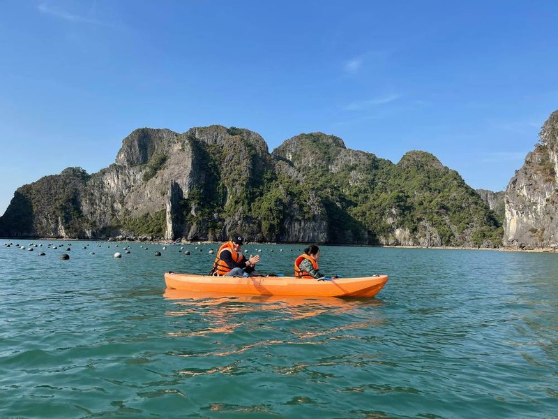 Bạn trai Tây hướng dẫn con trai Hồng Nhung chèo thuyền (Ảnh: FBNV) Bạn trai Tây hướng dẫn con trai Hồng Nhung chèo thuyền (Ảnh: FBNV) - Tin sao Viet - Tin tuc sao Viet - Scandal sao Viet - Tin tuc cua Sao - Tin cua Sao