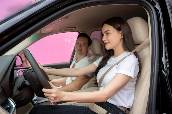 Hồ Ngọc Hà là người rành đường nên cô đảm nhận vị trí lái xe chính (Ảnh: FBNV) Hồ Ngọc Hà là người rành đường nên cô đảm nhận vị trí lái xe chính (Ảnh: FBNV) - Tin sao Viet - Tin tuc sao Viet - Scandal sao Viet - Tin tuc cua Sao - Tin cua Sao