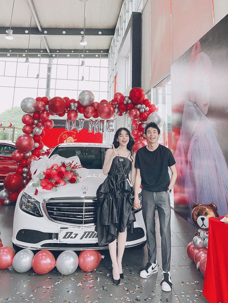 Hồng Thanh "tháp tùng" Mie đi nhận xe sang (Ảnh: FBNV) Hồng Thanh "tháp tùng" Mie đi nhận xe sang (Ảnh: FBNV) - Tin sao Viet - Tin tuc sao Viet - Scandal sao Viet - Tin tuc cua Sao - Tin cua Sao