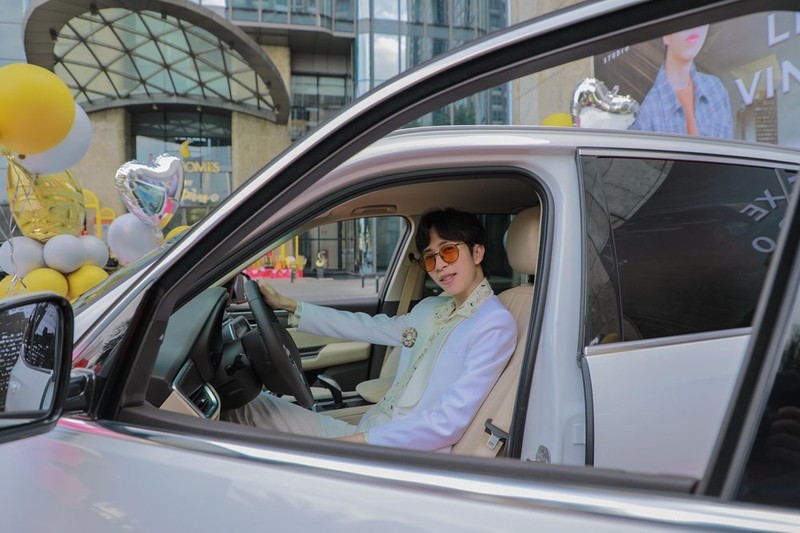 Được biết chiếc xe mới của anh chàng có giá trị hơn 1,2 tỷ đồng. (Ảnh: FBNV) Được biết chiếc xe mới của anh chàng có giá trị hơn 1,2 tỷ đồng. (Ảnh: FBNV) - Tin sao Viet - Tin tuc sao Viet - Scandal sao Viet - Tin tuc cua Sao - Tin cua Sao