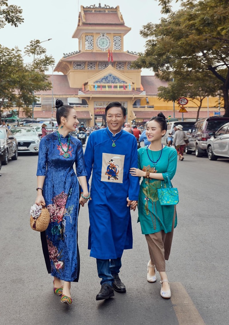 Angela Phương Trinh mặc áo dài cùng gia đình đi sắm Tết. (Ảnh: FBNV) Angela Phương Trinh mặc áo dài cùng gia đình đi sắm Tết. (Ảnh: FBNV)