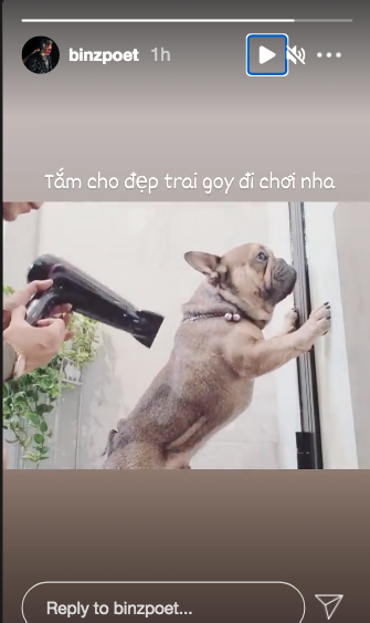 Binz tắm cho "boss". (Ảnh: Chụp màn hình) Binz tắm cho "boss". (Ảnh: Chụp màn hình)
