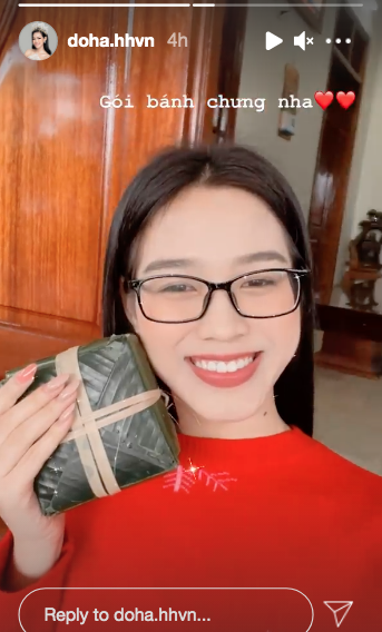 Đỗ Thị Hà khéo léo gói bánh. (Ảnh: Chụp màn hình) Đỗ Thị Hà khéo léo gói bánh. (Ảnh: Chụp màn hình)