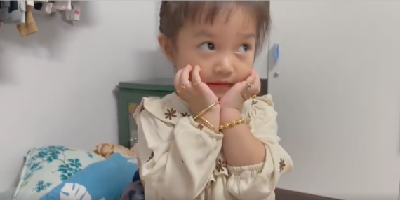 Lê Dương Bảo Lâm dắt con đi chơi, không quên cho bé đeo vàng làm điệu. (Ảnh: Chụp màn hình) Lê Dương Bảo Lâm dắt con đi chơi, không quên cho bé đeo vàng làm điệu. (Ảnh: Chụp màn hình)