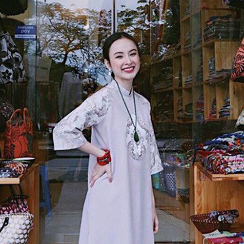 Trong mấy ngày Tết ngắn ngủi, cô nàng nhỏ bé này ăn hết tận... 5 cái bánh chưng. (Ảnh: FBNV) Trong mấy ngày Tết ngắn ngủi, cô nàng nhỏ bé này ăn hết tận... 5 cái bánh chưng. (Ảnh: FBNV)