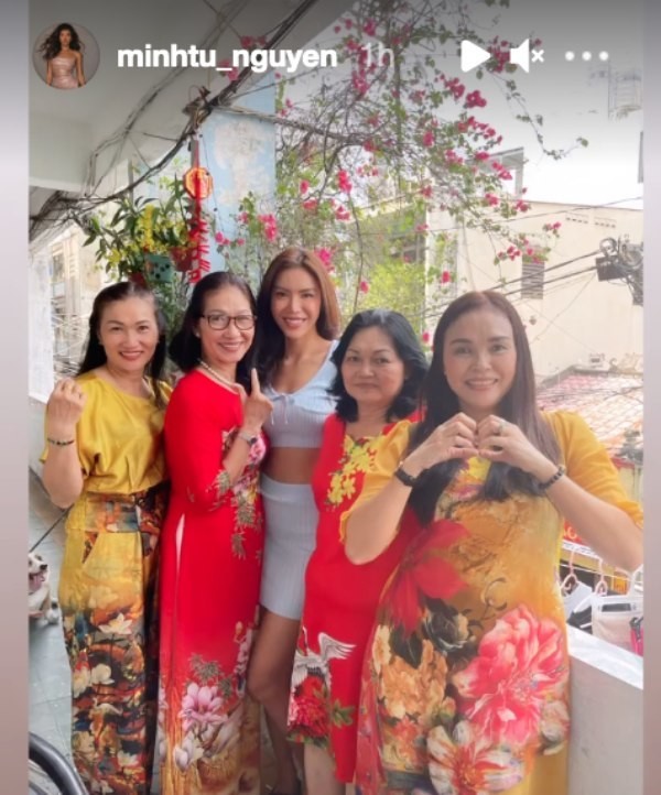 Minh Tú khoe ảnh với gia đình. (Ảnh: Chụp màn hình) Minh Tú khoe ảnh với gia đình. (Ảnh: Chụp màn hình)